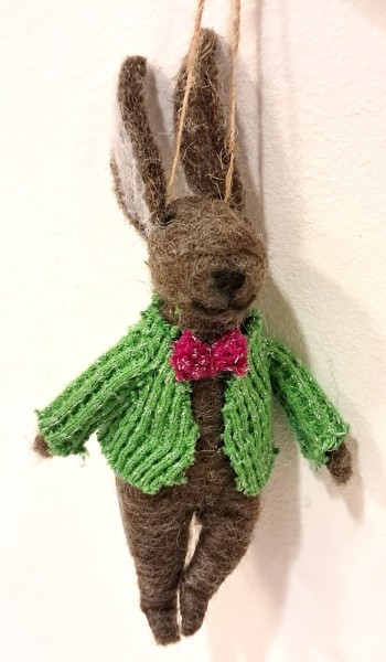 Osterhase mit grüner Jacke Filzanhänger Waldkindergarten piccolina